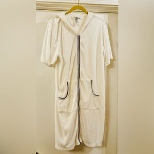 Contour Women’s White Hooded Swim Coverup with Front Zip. NWOT. Size XL